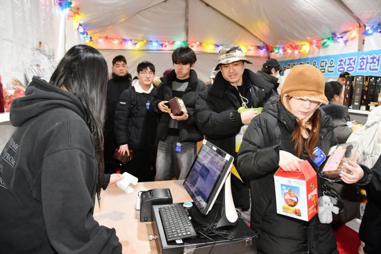 화천군, 청정 화천 농특산물 제품 산천어축제서 '인기 폭발'