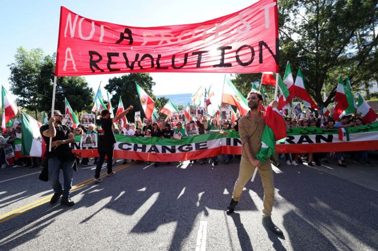 트럼프 '정권 교체' 발언에…이란 "최고지도자 공격은 전면전"