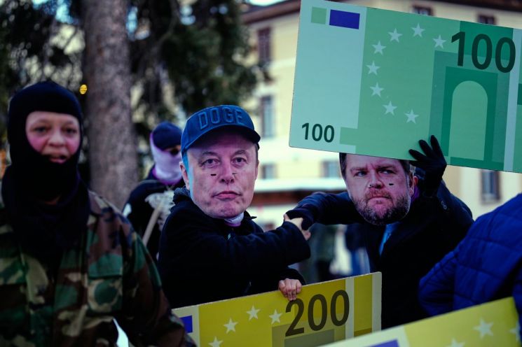 "상위 12명이 하위 40억명보다 많다"…억만장자 재산 18조달러 돌파