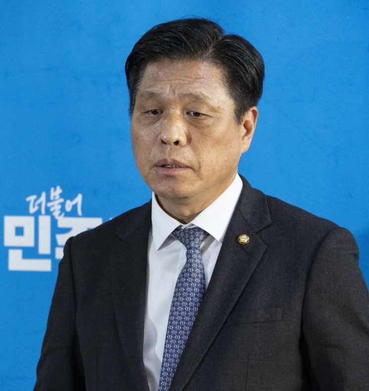 與, 김병기 탈당 처리키로…"정당법상 의총 없이 제명 안돼"