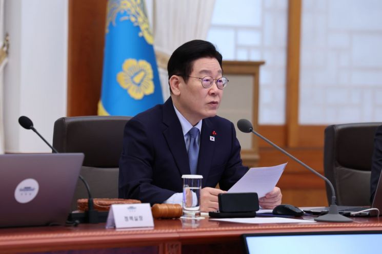 李대통령 취임 1년에도, 尹정부 기관장 208명