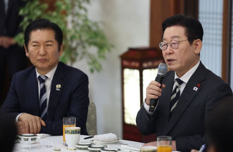 李 "반명이냐" 농담에 정청래 "우리 모두 친명이자 친청와대" 맞받아