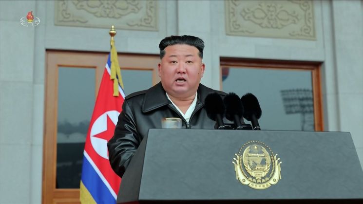 김정은, 공장 시찰서 부총리 해임 "제 발로 나가라"