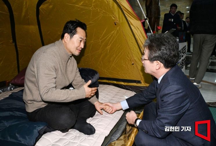 [포토] 유승민 '단식 6일차' 장동혁 찾아 "생각 달라도 머리 맞대야"