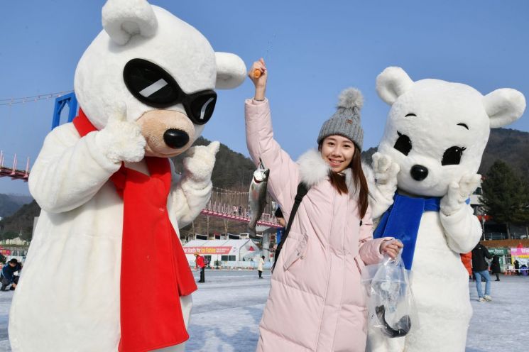 "생애 첫 눈과 얼음"…화천산천어축제, 동남아 관광객 '인산인해'