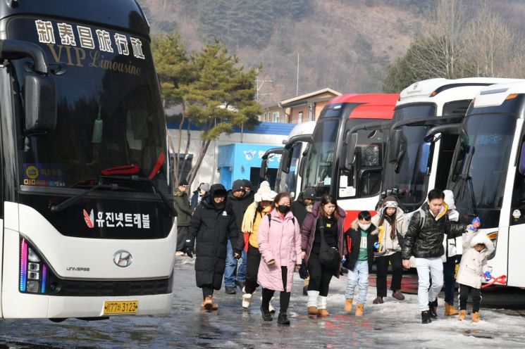 "생애 첫 눈과 얼음"…화천산천어축제, 동남아 관광객 '인산인해'