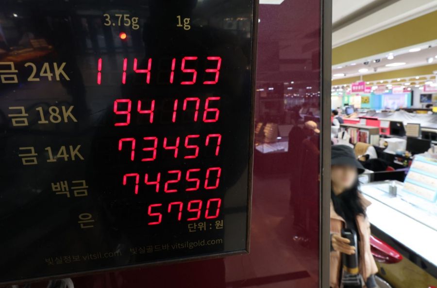 사진은 13일 서울 종로구 한 귀금속 상가에 표시된 금시세.  연합뉴스