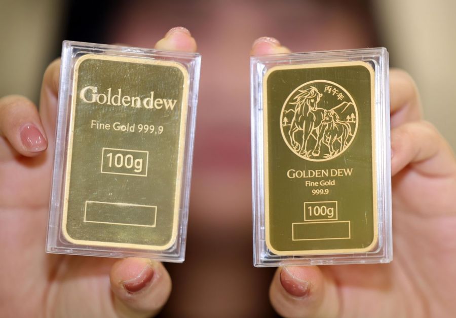 20일 롯데백화점 대구 상인점에서 2026년 '말의 해'를 맞아 나온 골드바가 선보이고 있다.  연합뉴스