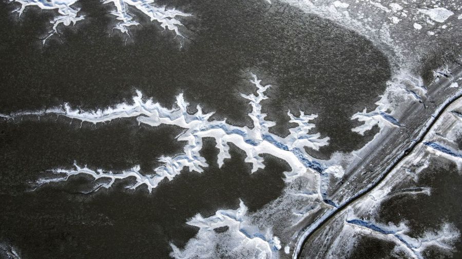 절기상 대한(大寒)인 20일 인천 강화군 분오항 앞 갯벌이 얼어 있다. 오른쪽 사진은 얼어붙은 선두항 앞 갯벌. 연합뉴스