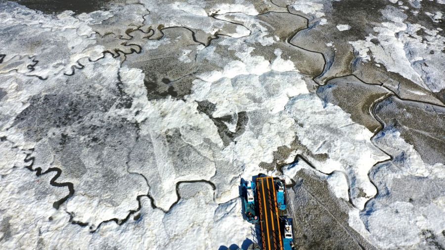 절기상 대한(大寒)인 20일 인천 강화군 분오항 앞 갯벌이 얼어 있다. 오른쪽 사진은 얼어붙은 선두항 앞 갯벌. 연합뉴스