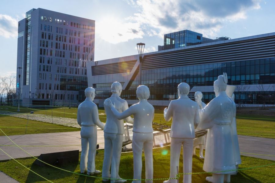 DGIST Campus. The seven scientist statues, including King Sejong who illuminated Korea, are symbols of the DGIST campus. Provided by DGIST
