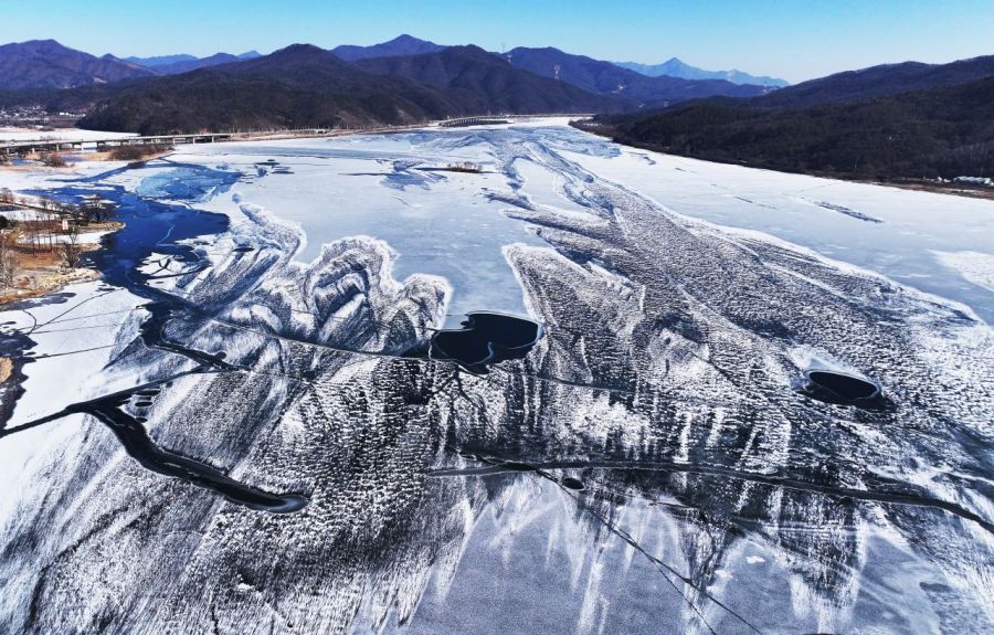 한파가 몰아친 20일 경기도 양평군 두물머리 주변 남한강이 얼어있다. 연합뉴스