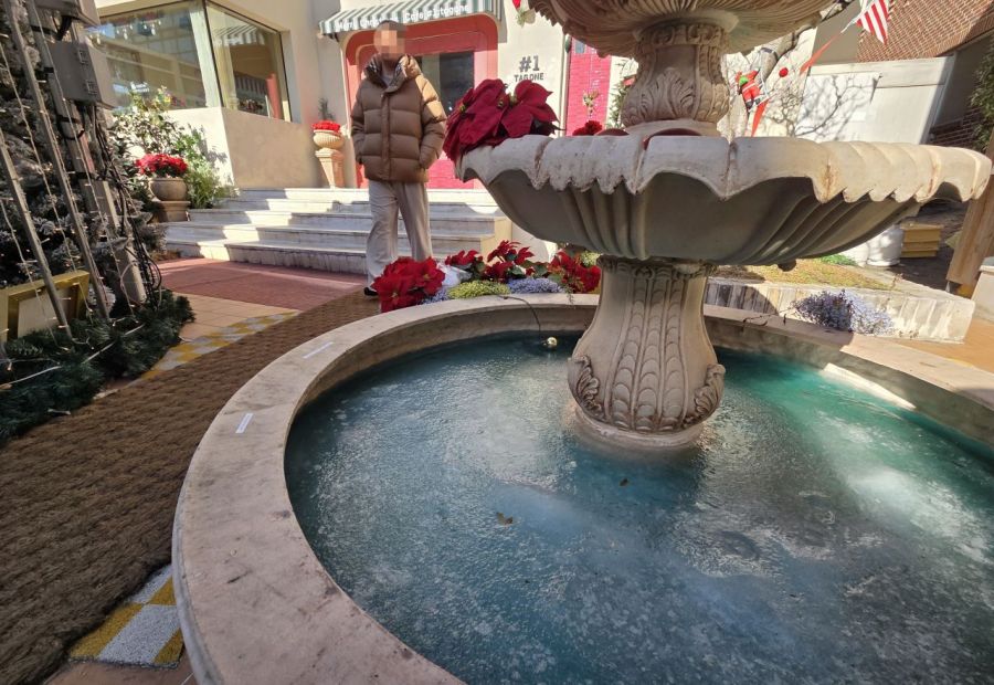 충북 전역에 한파주의보가 내려진 20일 청주시의 한 카페 앞 분수대 물이 꽁꽁 얼어붙어 있다. 연합뉴스