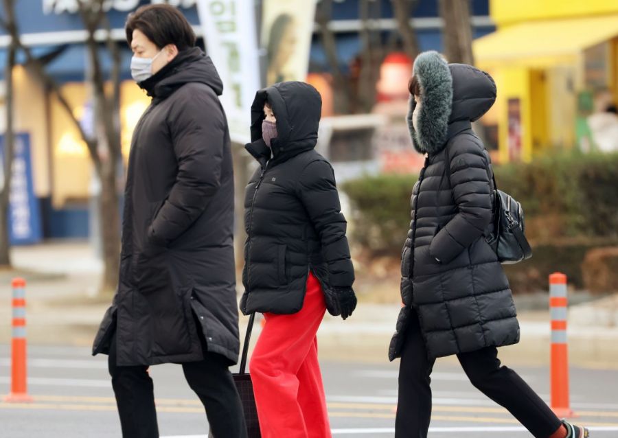 두꺼운 외투를 착용한 시민들이 이동하고 있다. 연합뉴스