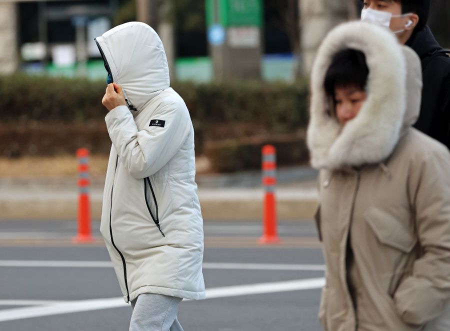 두꺼운 외투를 착용한 시민들이 이동하고 있다. 연합뉴스