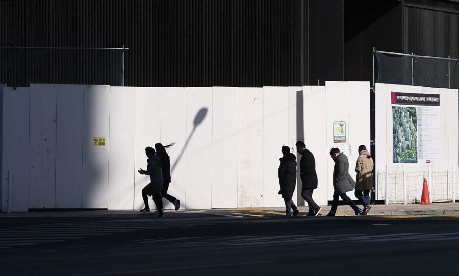 절기상 대한인 20일 경남 창원시 마산합포구의 한 거리에서 시민들이 강한 바람을 맞으며 걷고 있다. 연합뉴스