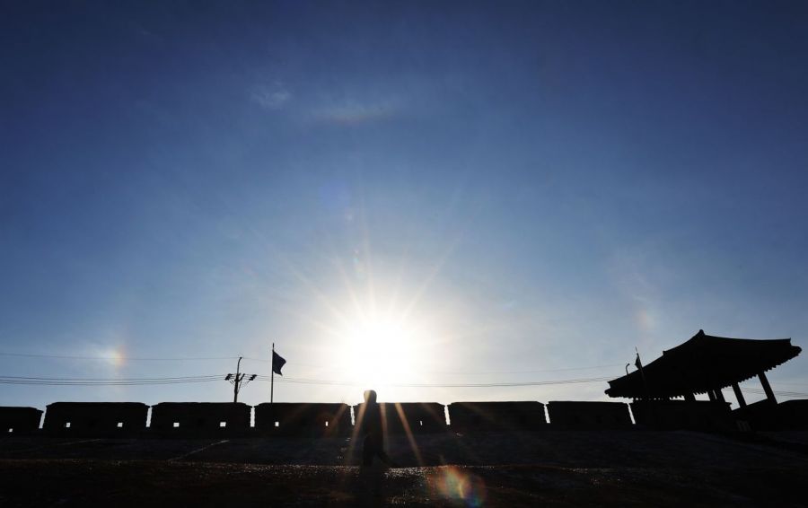 한파가 몰아친 20일 경기도 수원시 세계문화유산 화성(華城) 창룡문 성곽 위에 파란 하늘이 펼쳐져 있다. 연합뉴스