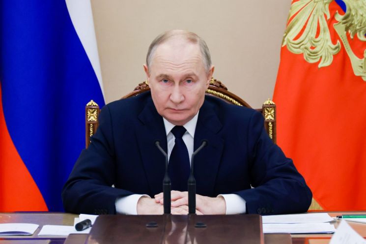 73세 푸틴, 올해도 얼음물 '풍덩'…"'강한 리더' 이미지 강화"