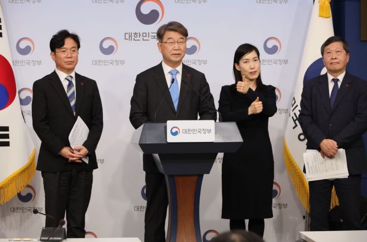 李대통령, 김지형 신임 경사노위 위원장에 임명장 수여 