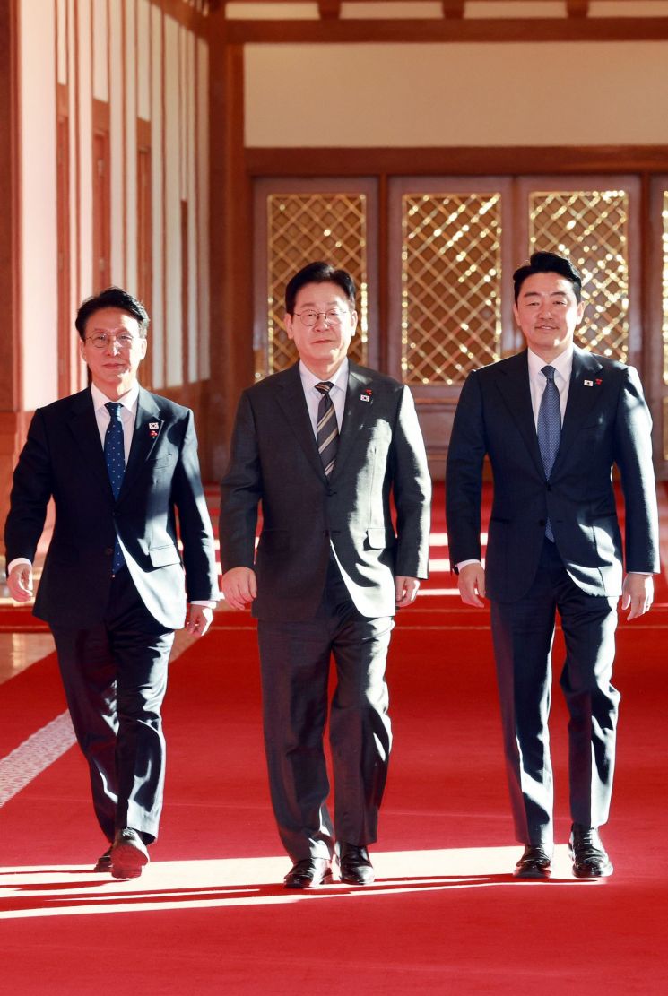 더딘 입법에 애타는 李대통령, 국회와 연쇄 회동 