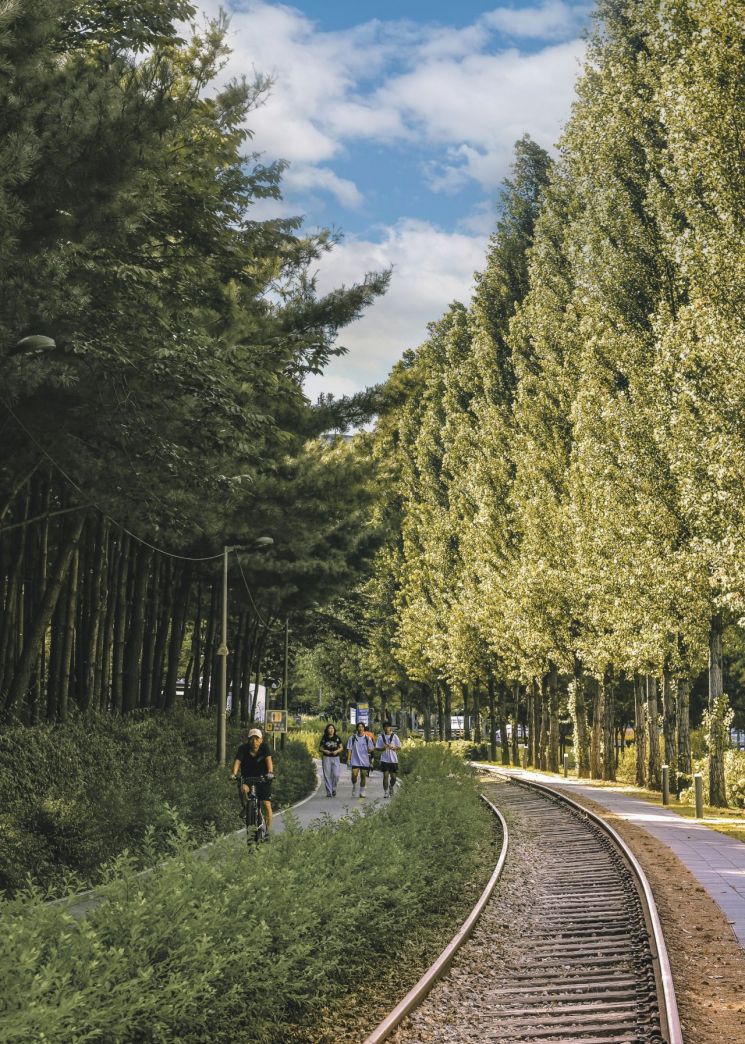 경춘선숲길을 산책하는 시민들. 노원구 제공.
