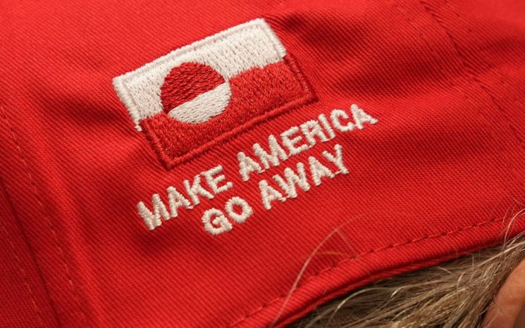 'Make America Go Away(미국은 물러나라)'라는 문구가 새겨진 모자. 로이터연합뉴스