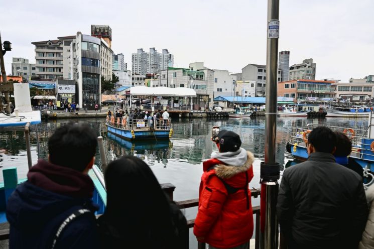 겨울철 아바이마을 및 갯배 전경. 속초시 제공