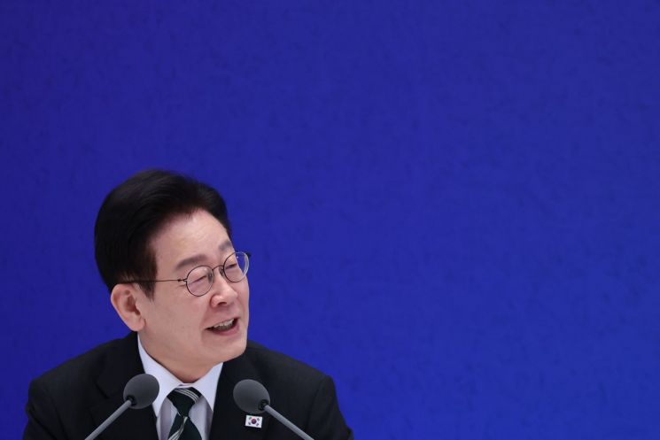 李대통령 "환율, 한두 달 뒤 1400원 전후로 떨어질 것"