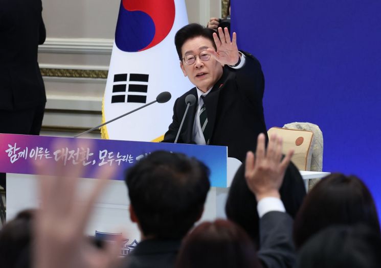 李 대통령 "부동산 세제 규제, 필요하면 안 쓸 이유 없다"