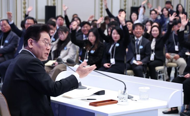 성장 '31번' 외친 李대통령 "정부 역량 완전히 재배치, K자형 성장 극복"