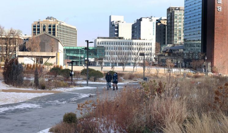 서울 종로구에 위치한 '열린송현 녹지광장'의 모습.