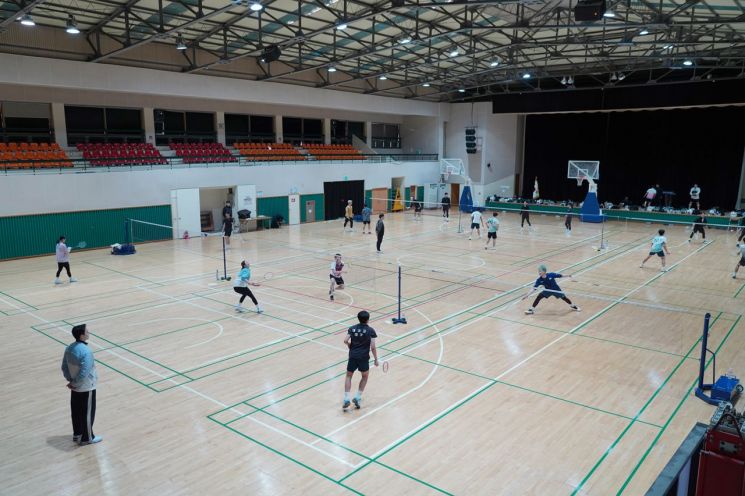 울진 실내체육관에서는 김천시청과 대구대학교 배드민턴 선수단이 강도 높은 훈련을 소화하며 시즌을 대비하고 있다.