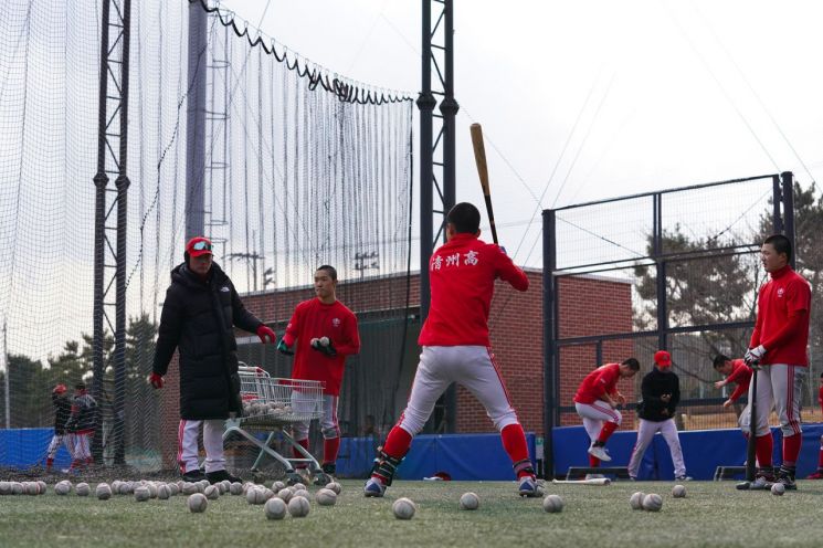 청주고 야구부 선수들이 울진 야구장에서 수비와 타격 훈련을 반복하며 실전 감각을 끌어올리고 있다. 울진군 제공