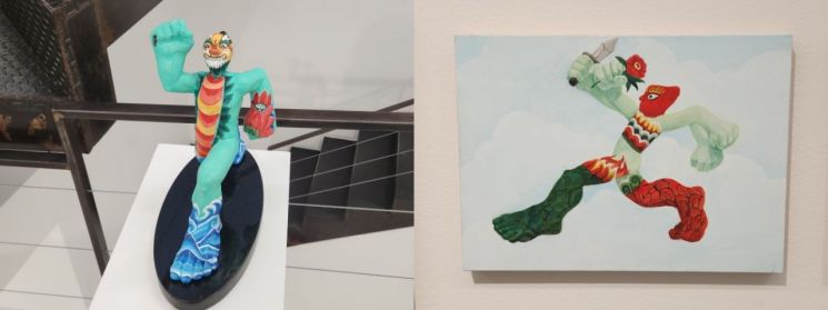 왼쪽의 조각 작품은 오른쪽 회화 작품과 에스키스로 연결된다. 한손에 꽃, 다른 손에 칼을 쥔 현대인의 이중성을 상징적으로 드러냈다. 서믿음 기자