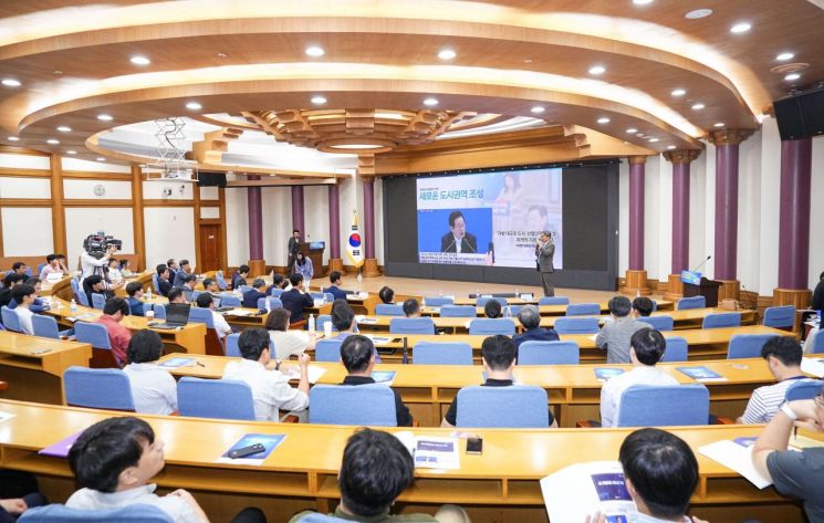 강기정 광주광역시장이 지난해 9월 17일 오전 서울 여의도 국회의원회관 제1소회의실에서 열린 'AI모빌리티 신도시 구상 국회 정책토론회'에 참석해 '광주 미래 모빌리티 특화도시 조성'을 주제로 발표하고 있다. 광주시 제공