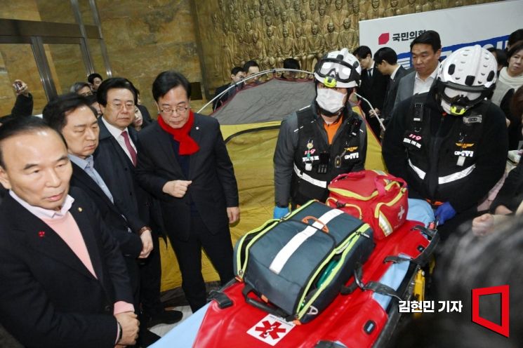 장동혁, 중진의원 만류에도 단식 계속…이송 끝내 거부