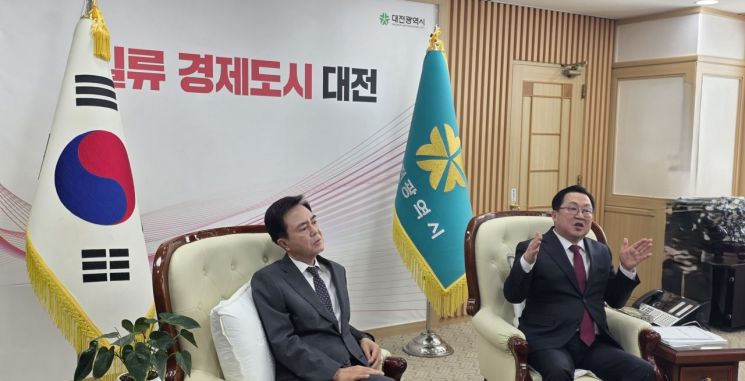 왼쪽부터 김태흠 충남도지사, 이장우 대전시장(사진=모석봉 기자)