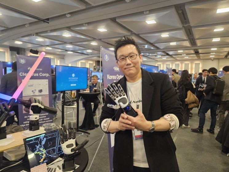 "韓 매력적인 시장" CES 휩쓴 혁신기업들...'AI·로봇' 글로벌 관심 집중 - 뉴스 썸네일 이미지