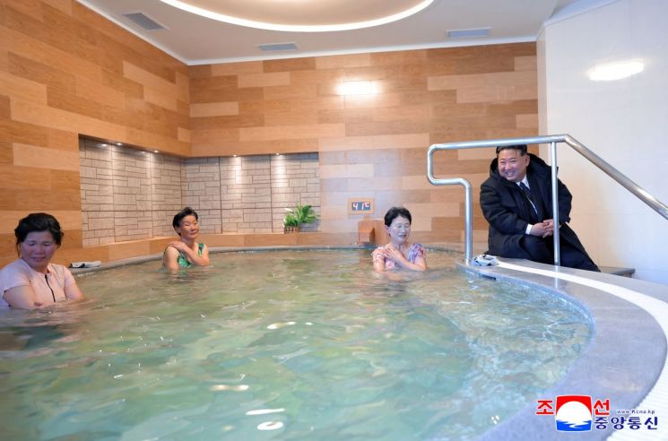 코트 입고 여탕까지 들어간 김정은…"보람있다" 칭찬 쏟은 이유