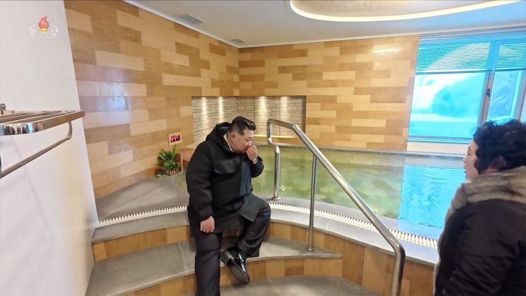 코트 입고 여탕까지 들어간 김정은…"보람있다" 칭찬 쏟은 이유