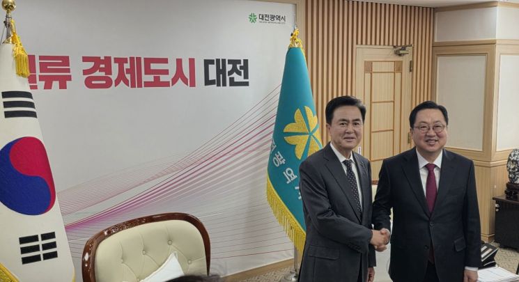 왼쪽부터 김태흠 충남도지사, 이장우 대전시장(사진=모석봉 기자)