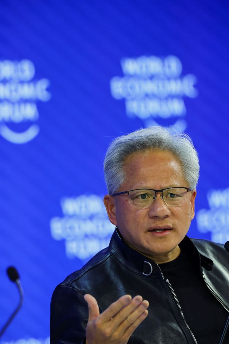 젠슨 황 "AI 인프라에 수조달러 더 필요…거품 아냐"