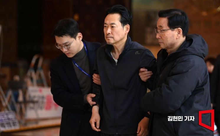 장동혁 국민의힘 대표가 단식 여드레째인 22일 국회 로텐더홀 농성장에서 당직자들의 부축을 받으며 이동하고 있다. 2025.1.22 김현민 기자