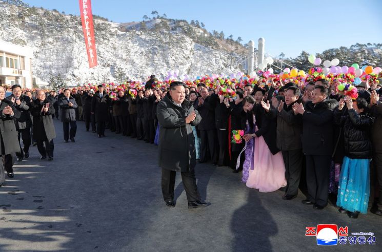North Korean State Affairs Commission Chairman Kim Jong Un attended the completion ceremony of the Onpo Workers' Recreation Center in Kyongsong County, North Hamgyong Province on the 20th. Photo by Korean Central News Agency Yonhap News