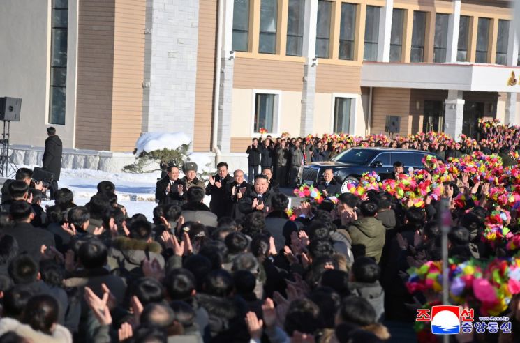 North Korean State Affairs Commission Chairman Kim Jong Un attended the completion ceremony of the Onpo Workers' Rest Home in Kyongsong County, North Hamgyong Province on the 20th. Photo by Korean Central News Agency Yonhap News