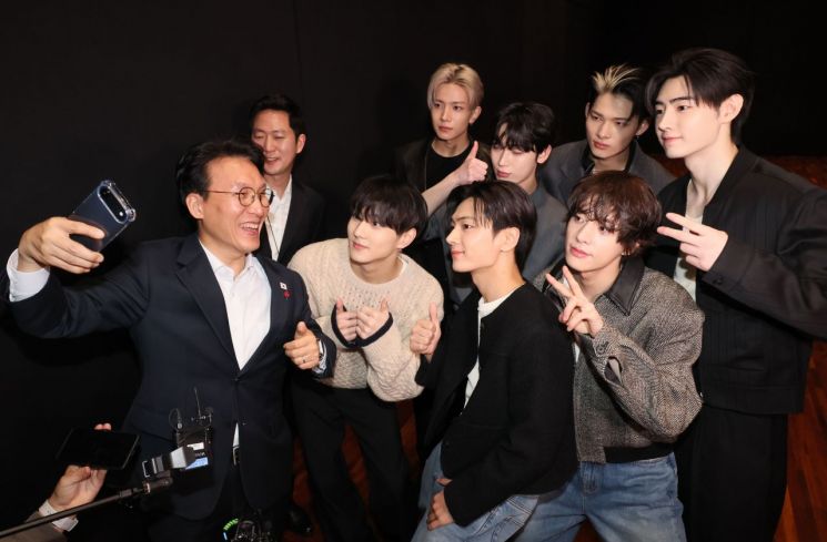 김민석 국무총리가 21일 서울 용산구 하이브 사옥을 방문, 엔하이픈과 셀카를 찍고 있다. 연합뉴스