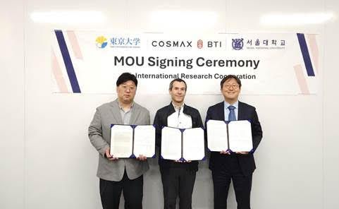 본 도쿄대학교에서 열린 업무협약식에서 (왼쪽부터) 윤석균 코스맥스비티아이 R&I유닛 BI랩장, 오라시오 카브랄 도쿄대학교 바이오 엔지니어링학과 교수, 이연 서울대학교 자연과학대학 화학부 교수가 기념촬영을 하고 있다. 코스맥스 제공