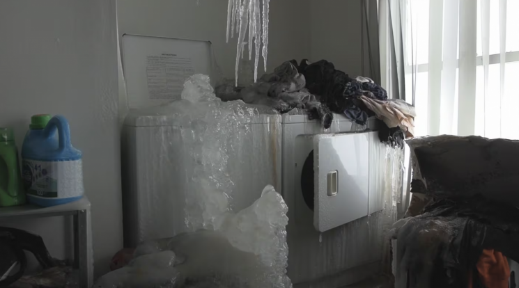 난방 끄고 집 비웠다가 '진짜 냉동고'를 봤다…얼음성 아파트 나온 캐나다