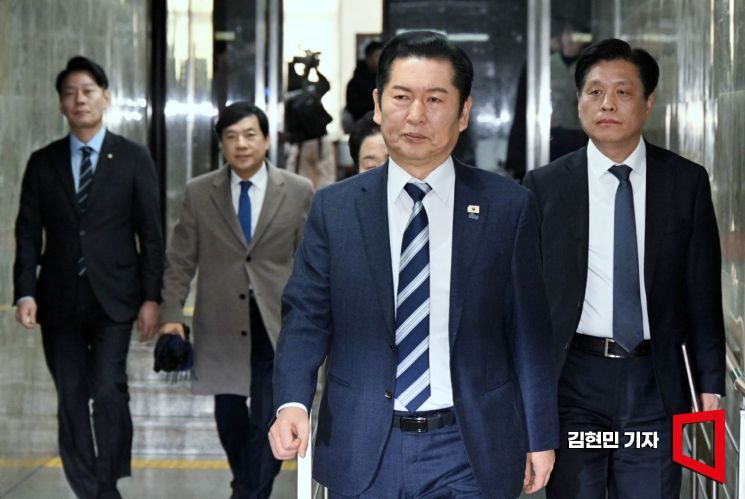 "당원들과 상의도 없이 결정..."…'정청래 혁신당 합당 제안'에 與 반발 터져나와