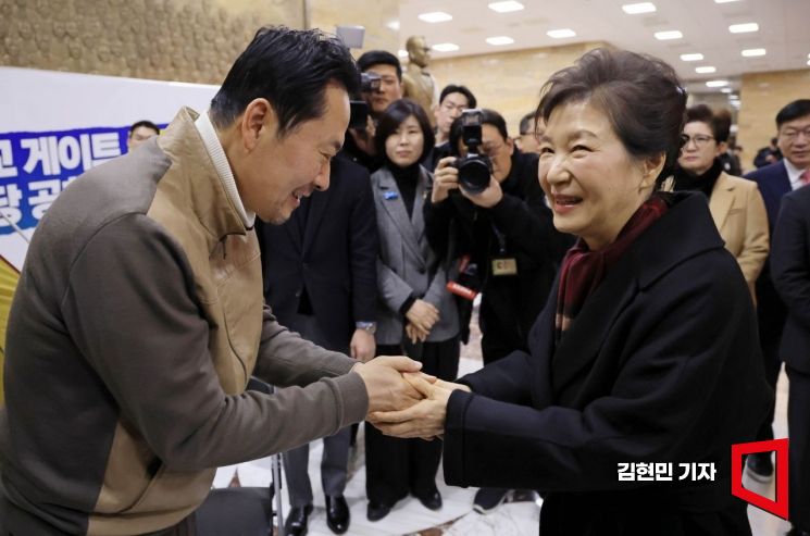 '탄핵 후 첫 국회 방문' 박근혜 "단식 멈추라"…장동혁 "더 긴 싸움 위해 중단"